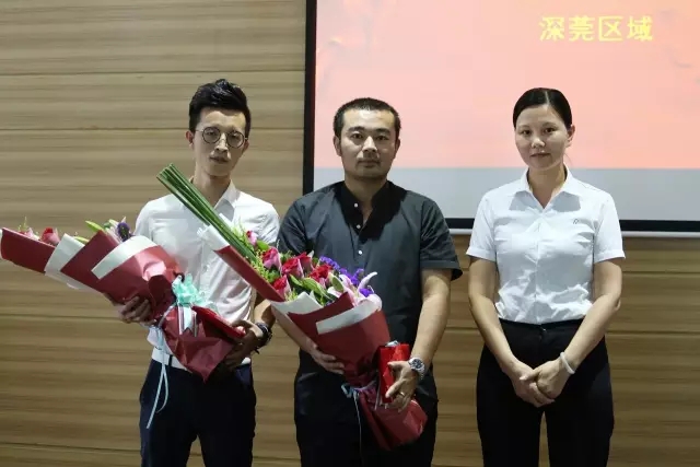 深圳区域客服部经理谢丽珍给优秀设计部第一名、第二名颁奖