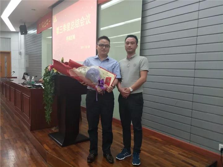 全国区域工程部经理张成斌给优秀工程部第一名颁奖
